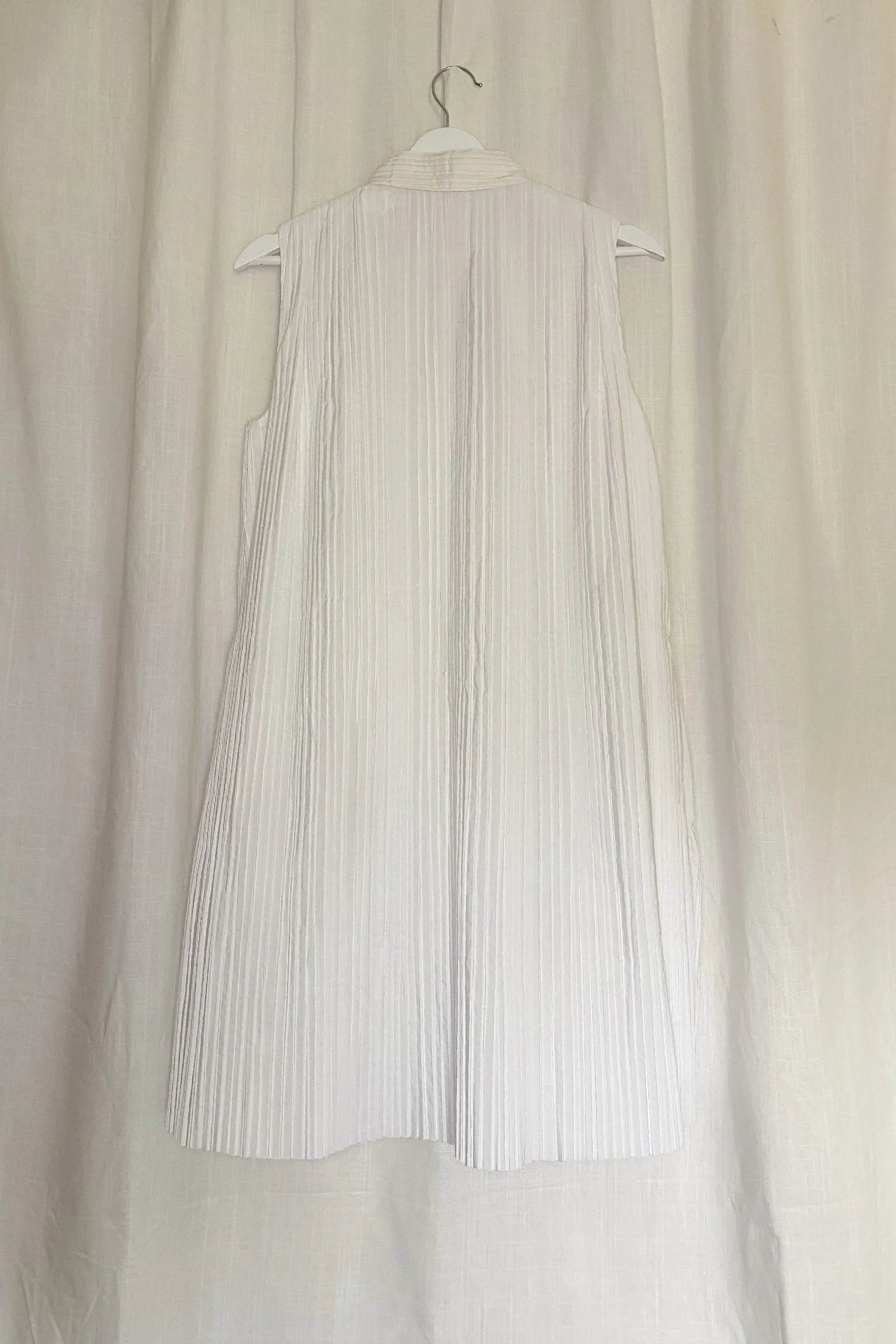 COS SLEEVELESS PLEATED SHIRT DRESS