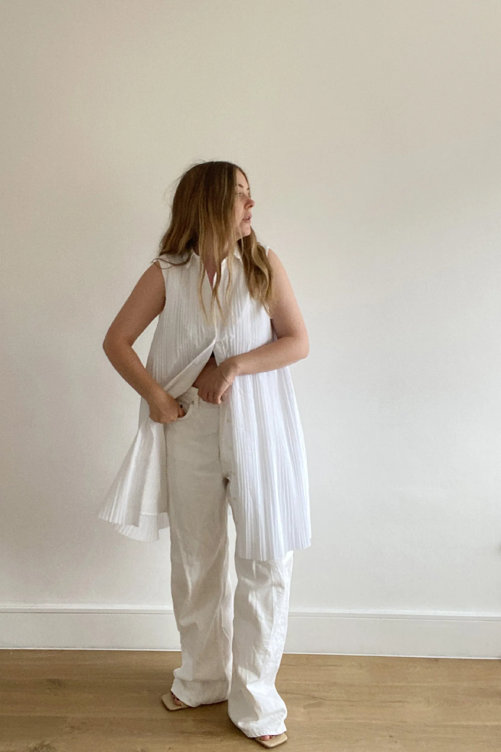COS SLEEVELESS PLEATED SHIRT DRESS