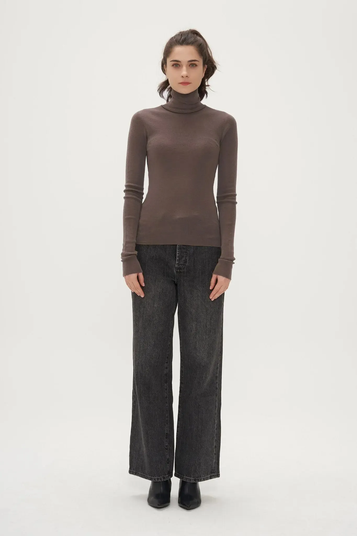 Slim Seamless Wool Turtleneck Sweater
