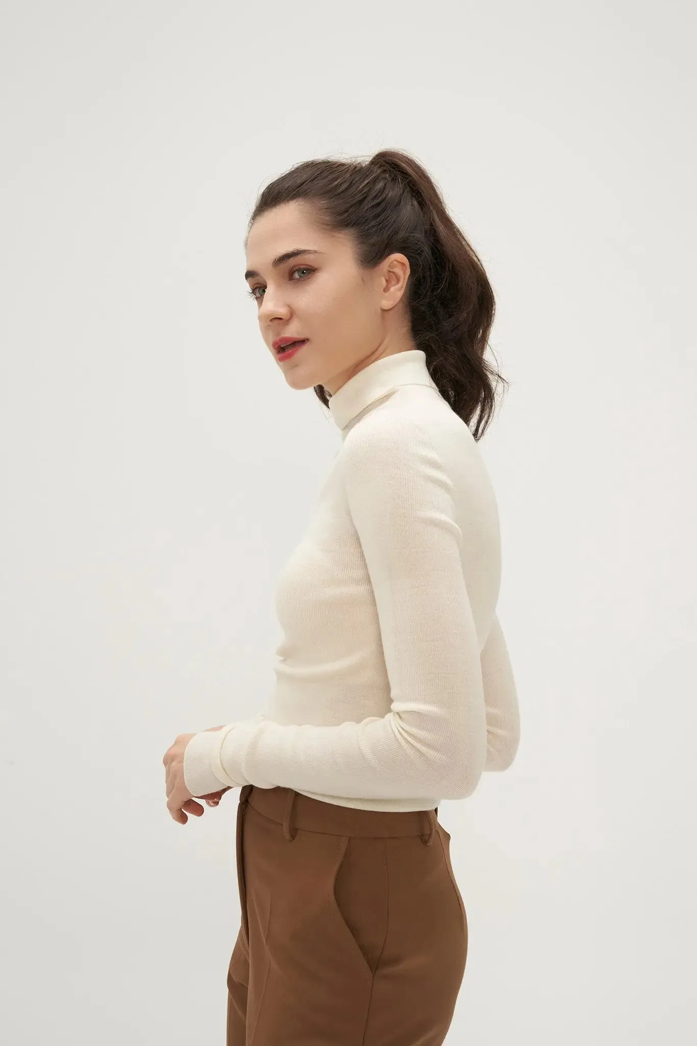 Slim Seamless Wool Turtleneck Sweater
